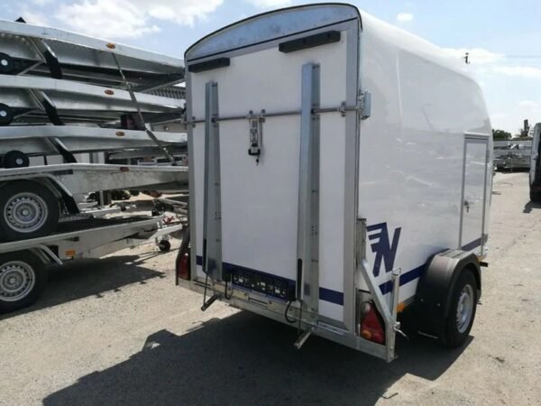 BB_8a8253fe-9372-4c84-b1be-638ff23e2ed2.jpg Niewiadów Polyester-Transporter mit Seitentür und Laderampe