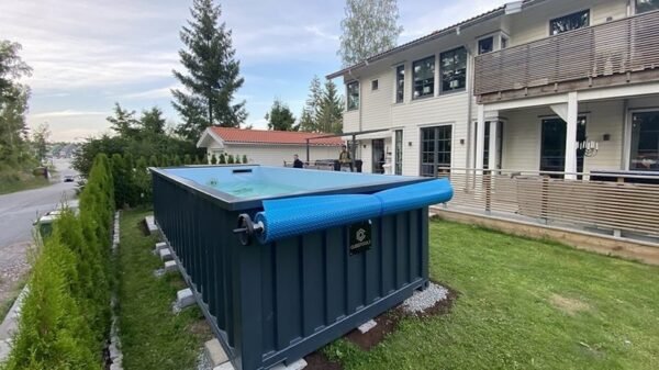 Modulares Schwimmbecken mit den Maßen 6,2 m x 2,5 m mit Gegenstromanlage, Sportbereich und Spa.